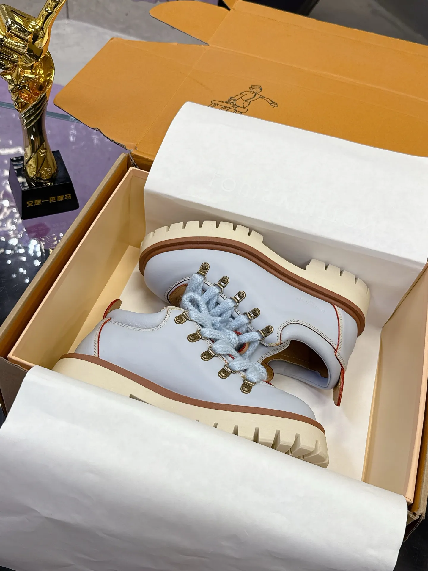 Factory price: 700💰 LV | Louis Vuitton 🧡💚2025 autumn and winter new style, top version ⚠️ The counter features the latest LV REMIX lace-up mountaineering derby shoes, new hard goods 🆕 ❥BS purchasing level! Full of high-end feel! A popular model among bloggers at home and abroad, it’s retro and fashionable, and looks stunning on your feet! Mainly recommended model on the official website★ ▪️Upper: top-quality first-layer cowhide ▪️Inner lining: imported sheepskin ▪️Outsole: original molded T men's shoes 💰U anti-slip outsole ▪️Sole height: 3.5cm ▪️Shoe size: Female 35-41 (41 customized, non-refundable) Male 39-45 (46 customized, non-refundable)